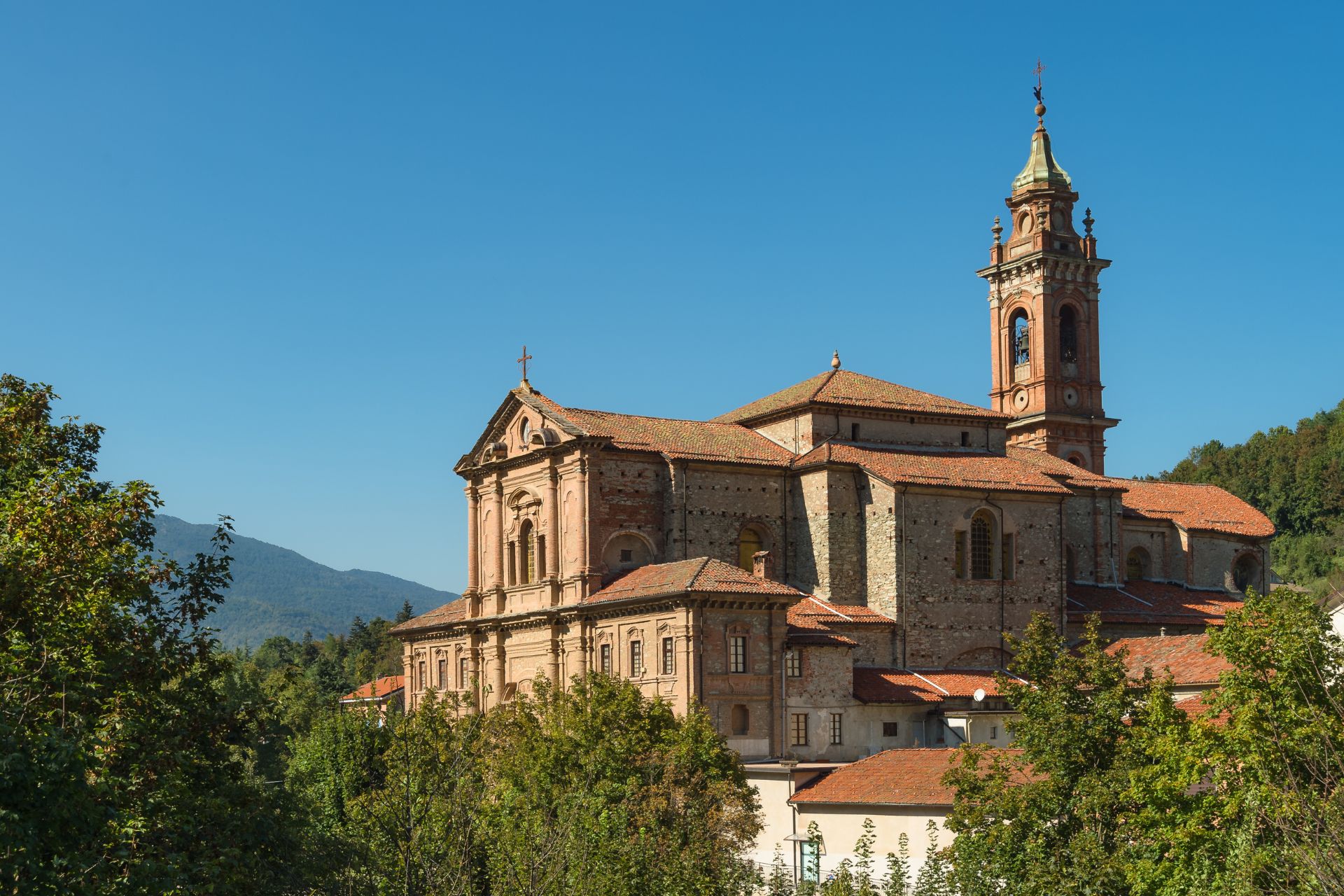 chiesa di garessio nel borgo medievale – vacanze-culturali.it